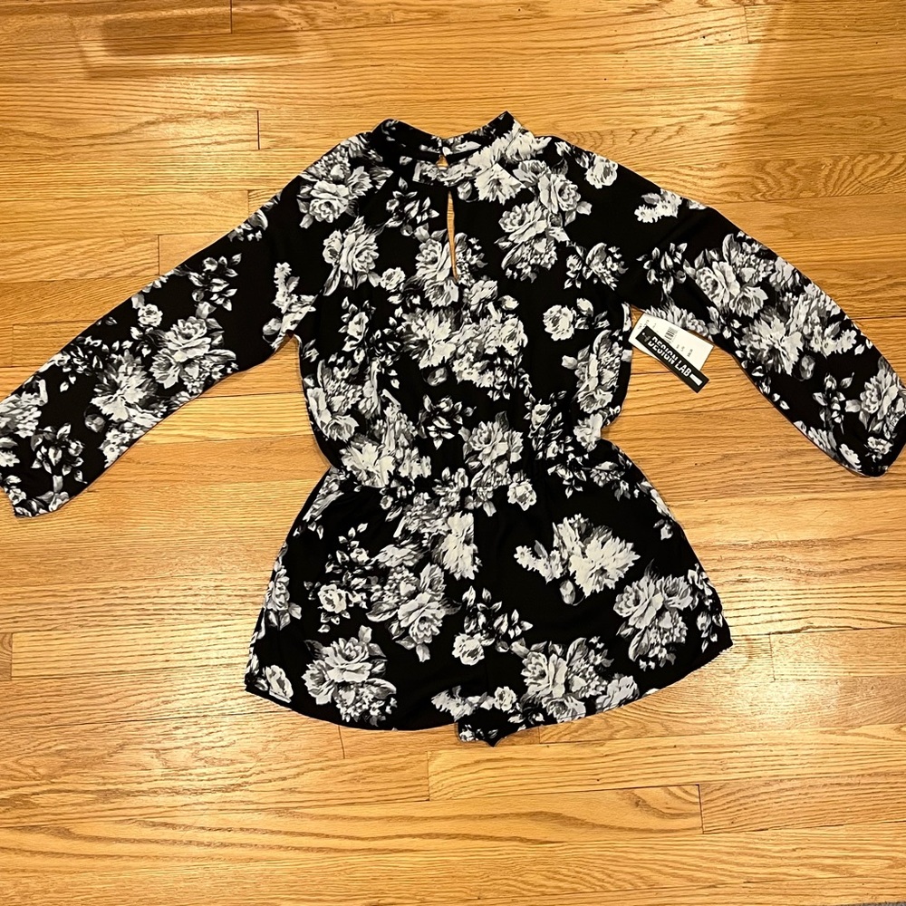 Floral romper. NEVER WORN. Design Lab size L